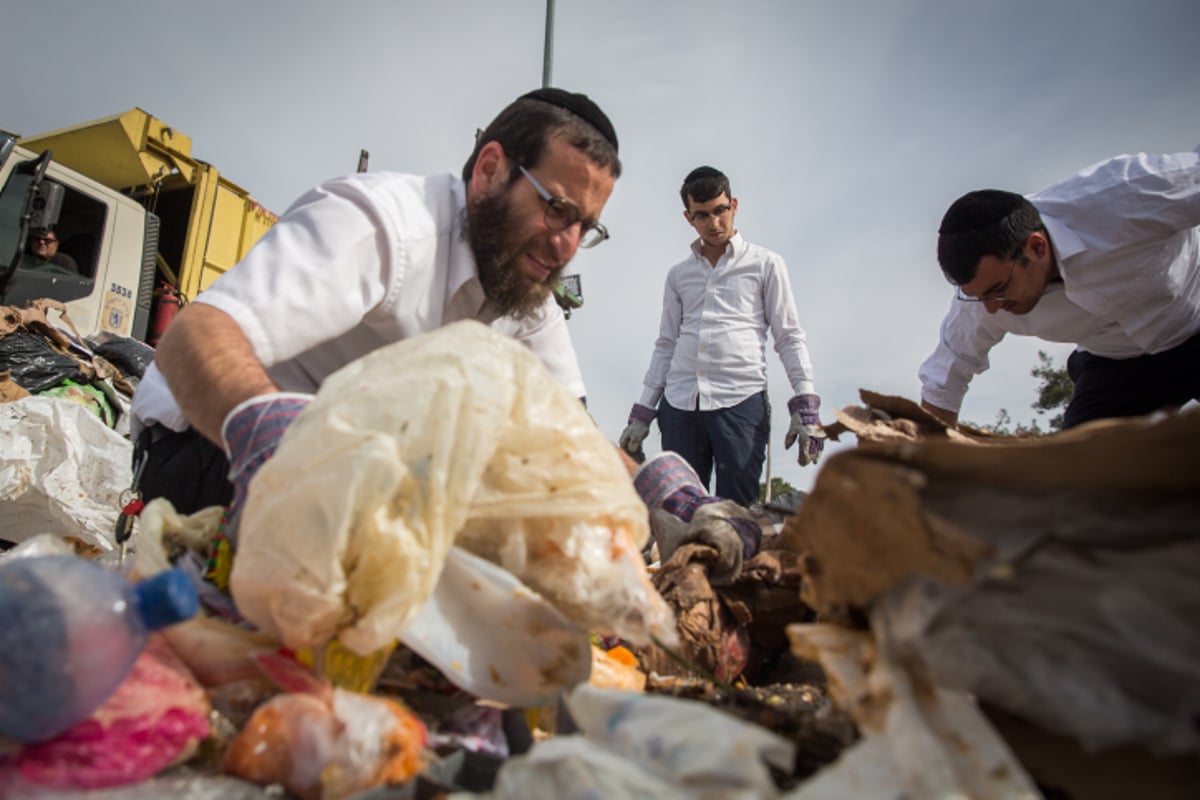 מה מחפשים עשרות חרדים בערימת זבל בירושלים?