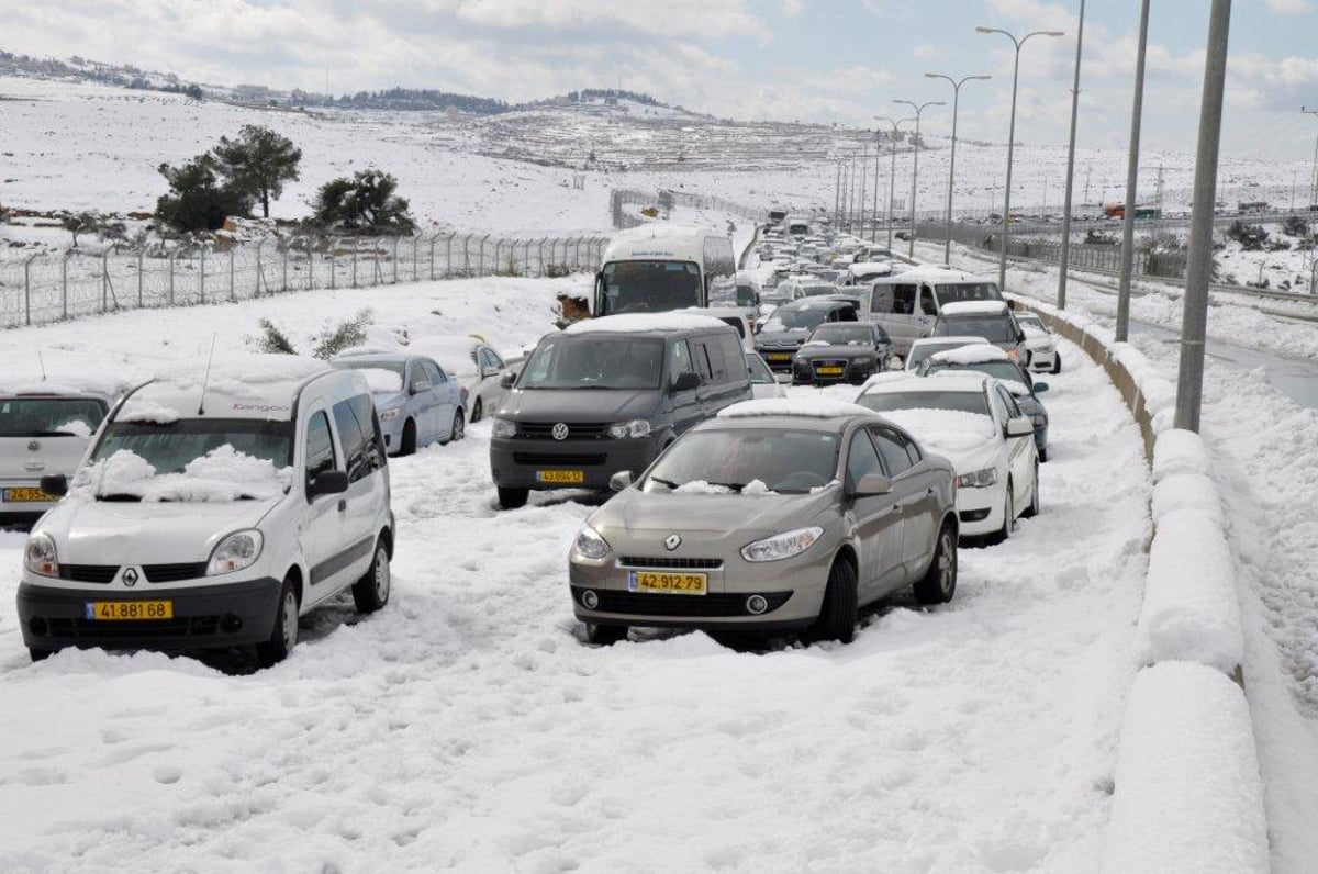 רכבים תקועים בדרך לירושלים