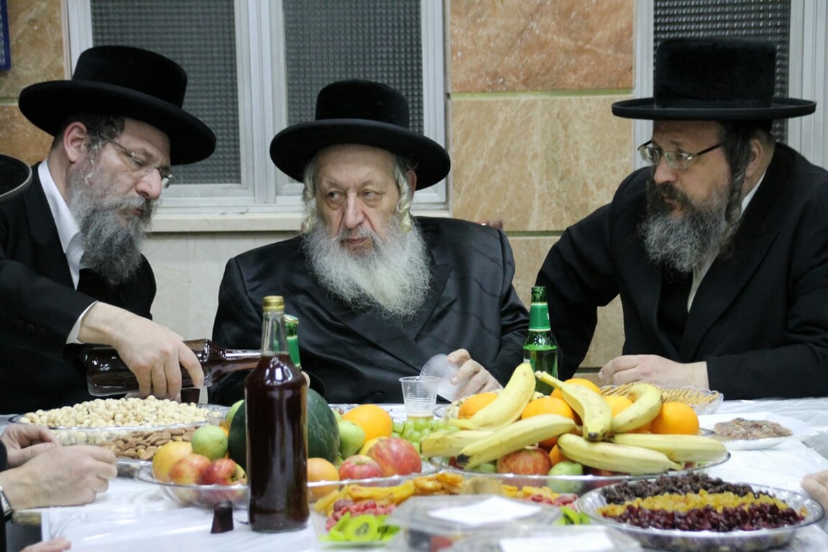 טיש ט"ו בשבט בחצרות האדמו"רים • גלריה