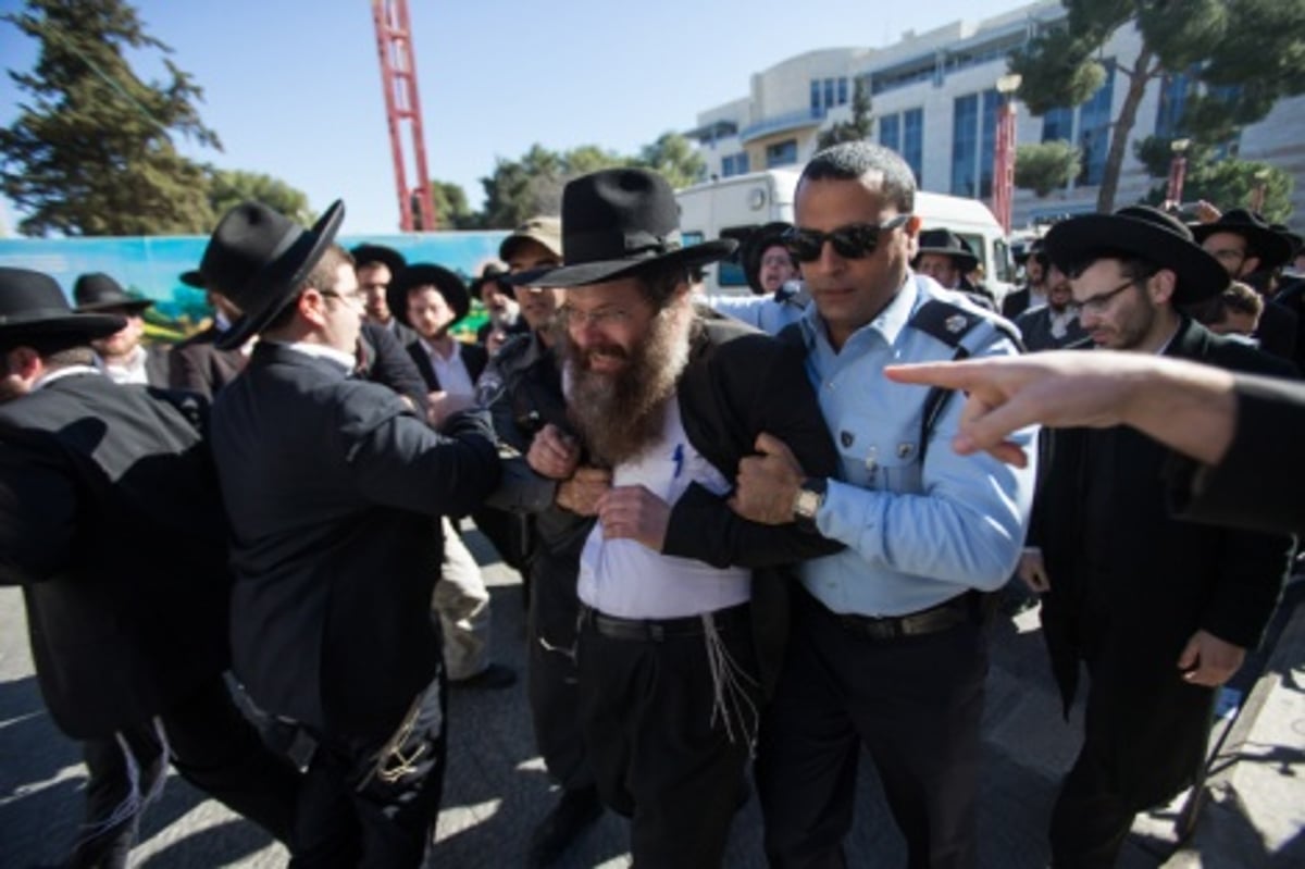 מעצר בהפגנת הפלג הירושלמי. ארכיון