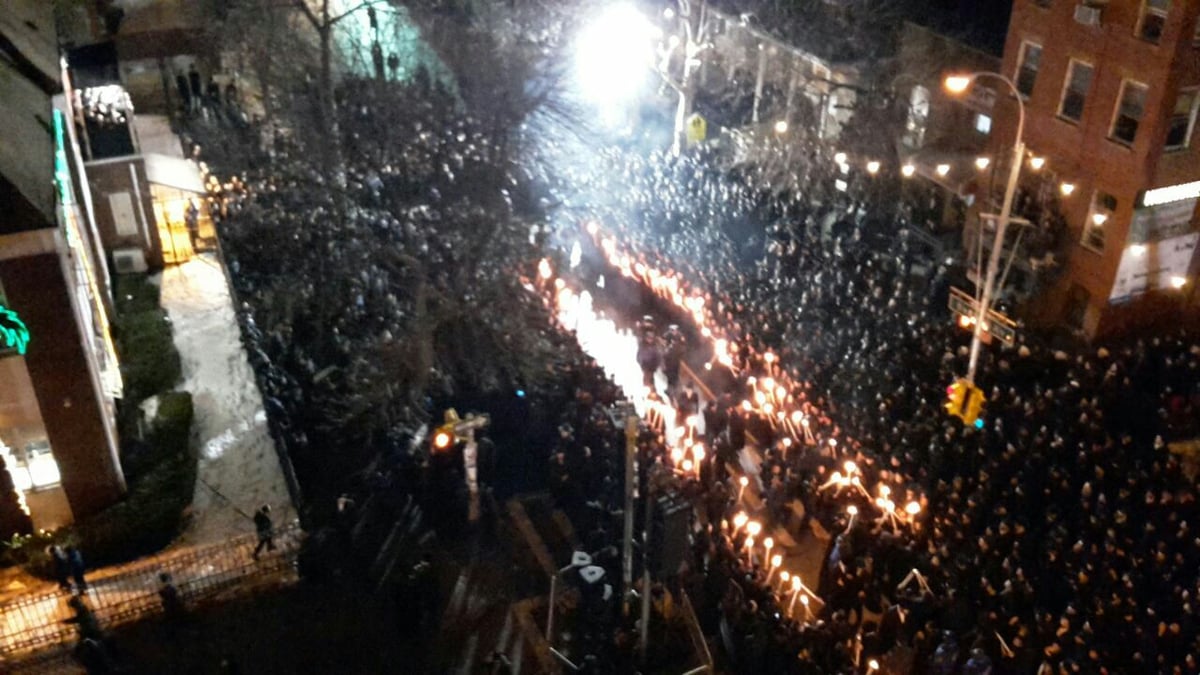 אלפים ליוו את הרבי מסאטמר בדרכו לארץ. צפו