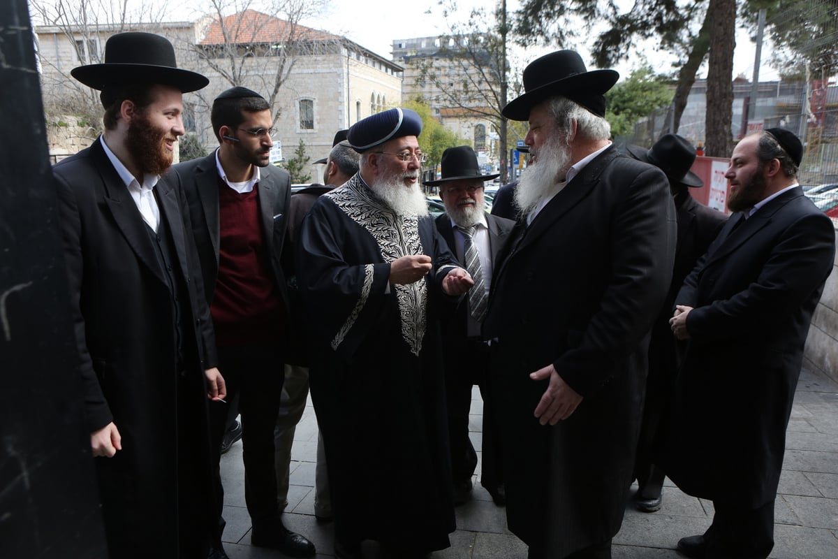 הגר"ש עמאר סייר בחנויות ובעסקים בירושלים • צפו בתיעוד