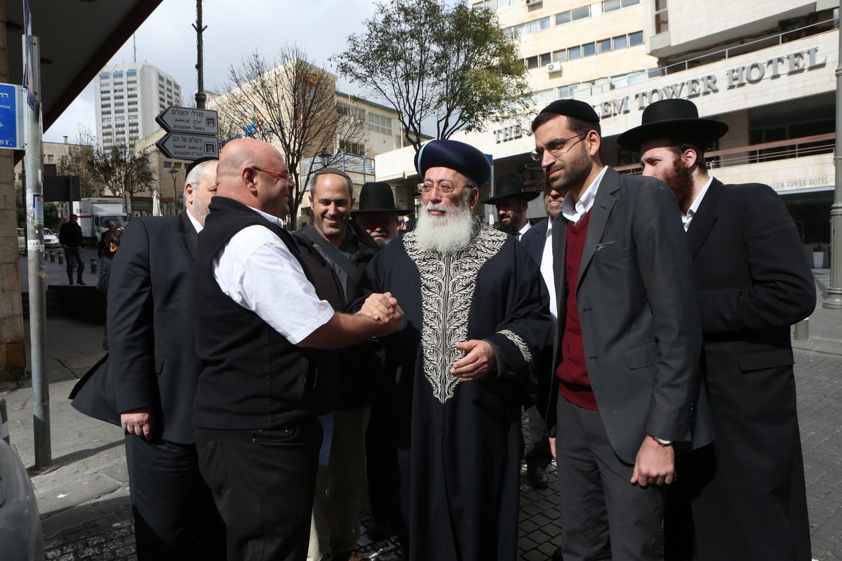 הגר"ש עמאר סייר בחנויות ובעסקים בירושלים • צפו בתיעוד