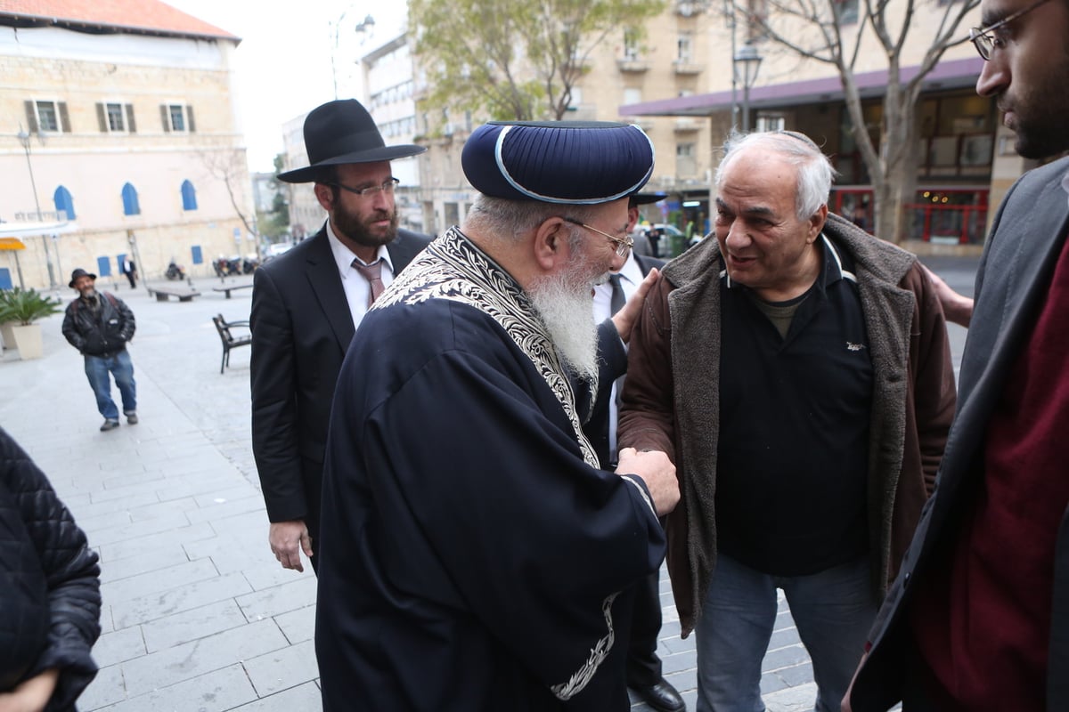 הגר"ש עמאר סייר בחנויות ובעסקים בירושלים • צפו בתיעוד