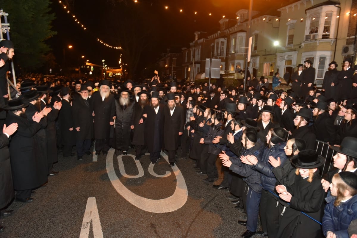 תיעוד מלונדון: הרבי נחת והתקבל על ידי אלפים