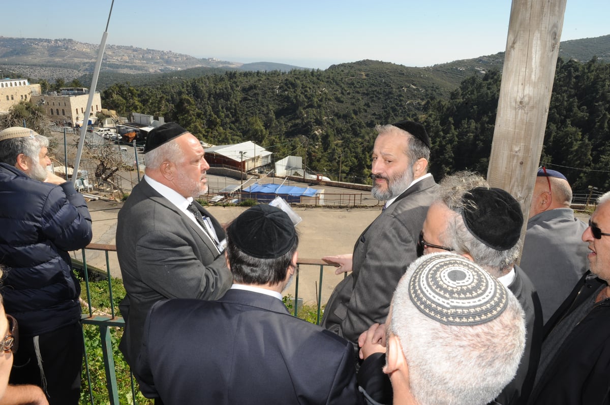 דרעי בסיור בצפון: "בקרוב פנים חדשות לקברי הצדיקים"