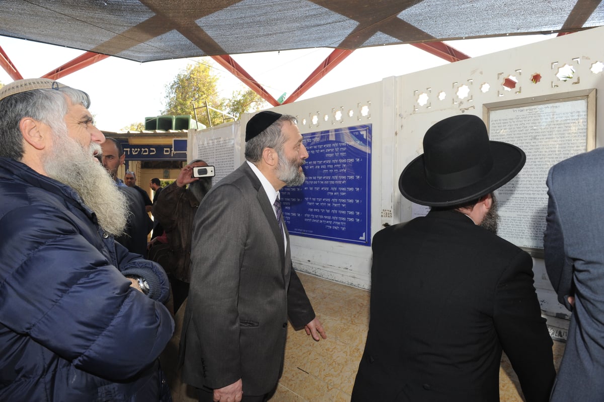 דרעי בסיור בצפון: "בקרוב פנים חדשות לקברי הצדיקים"