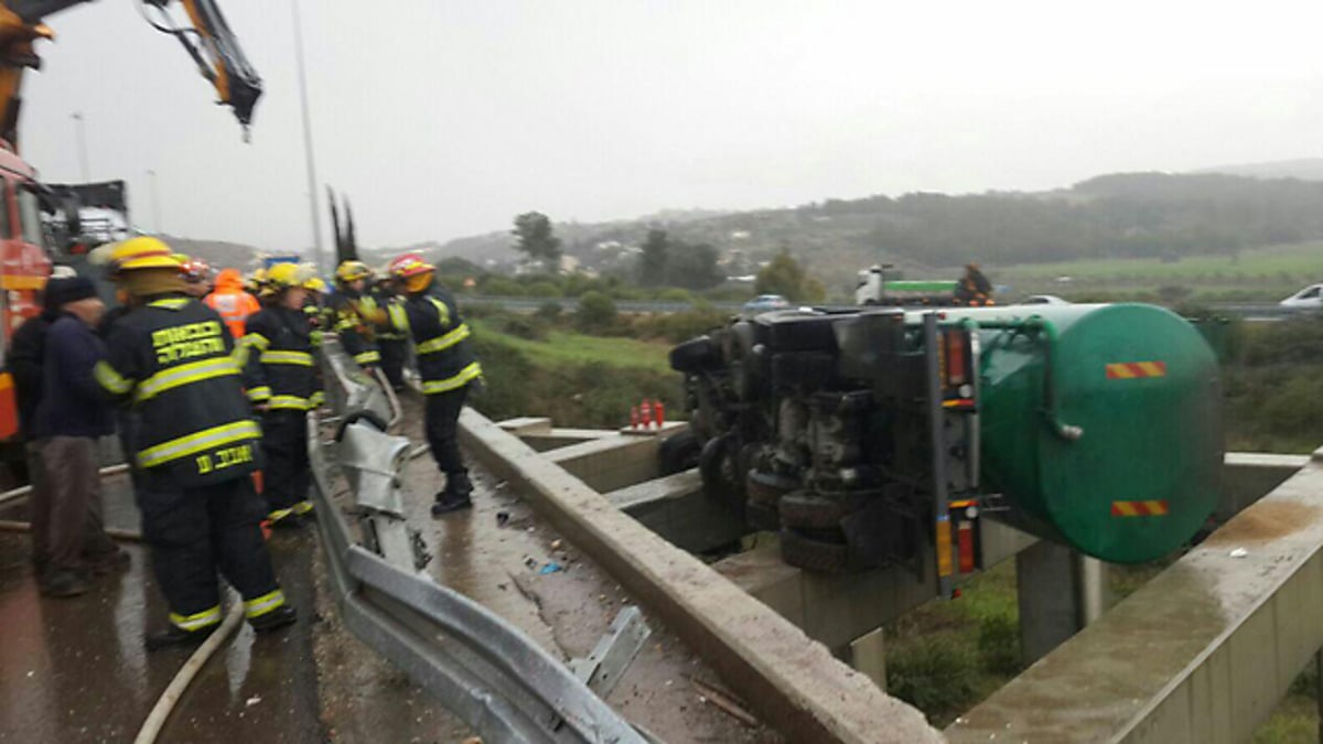 המשאית החליקה והתהפכה, הילד נלכד בגובה 12 מטר