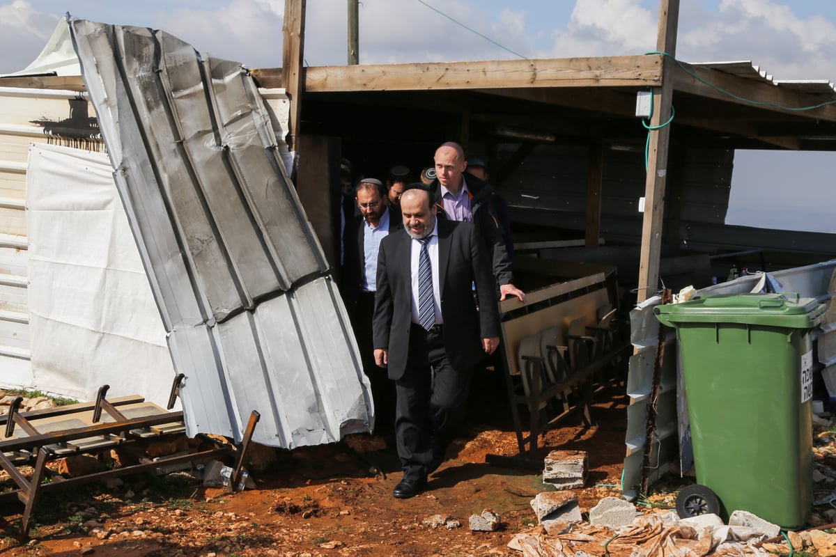 שר הדתות ביקר בבית הכנסת שנשרף בידי מחבלים