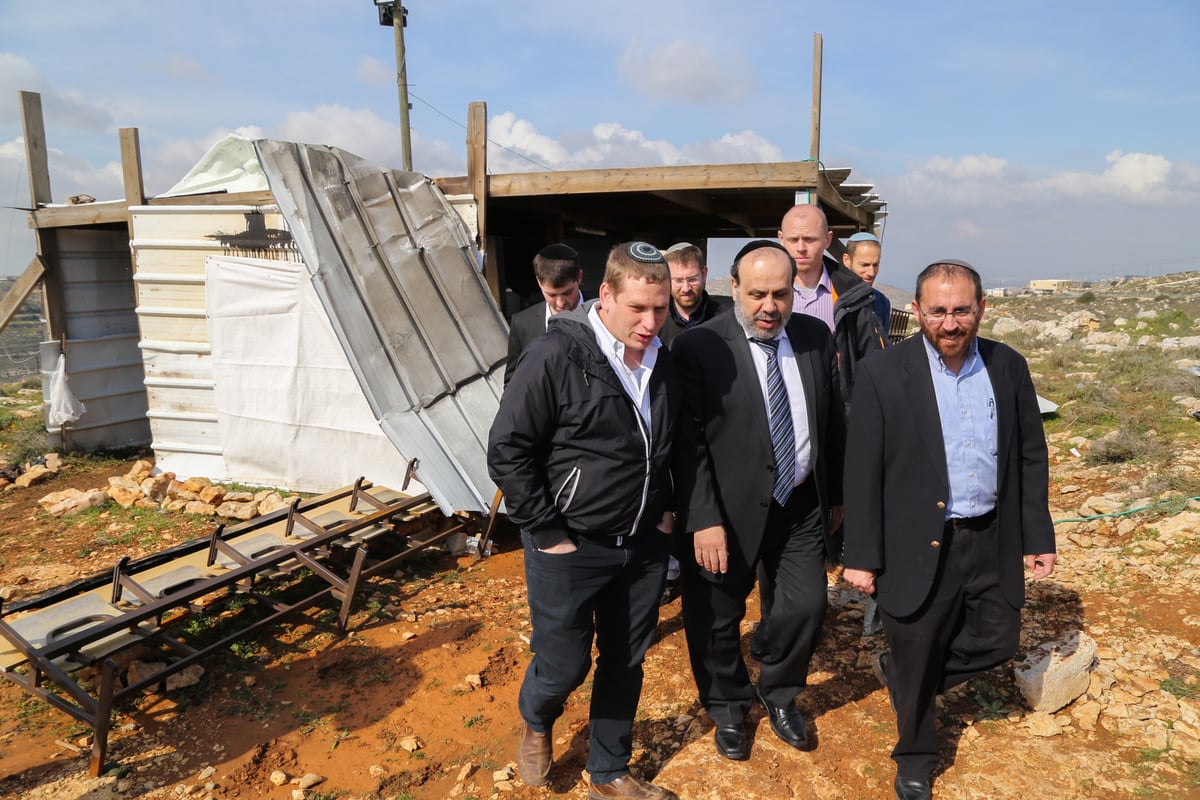 שר הדתות ביקר בבית הכנסת שנשרף בידי מחבלים