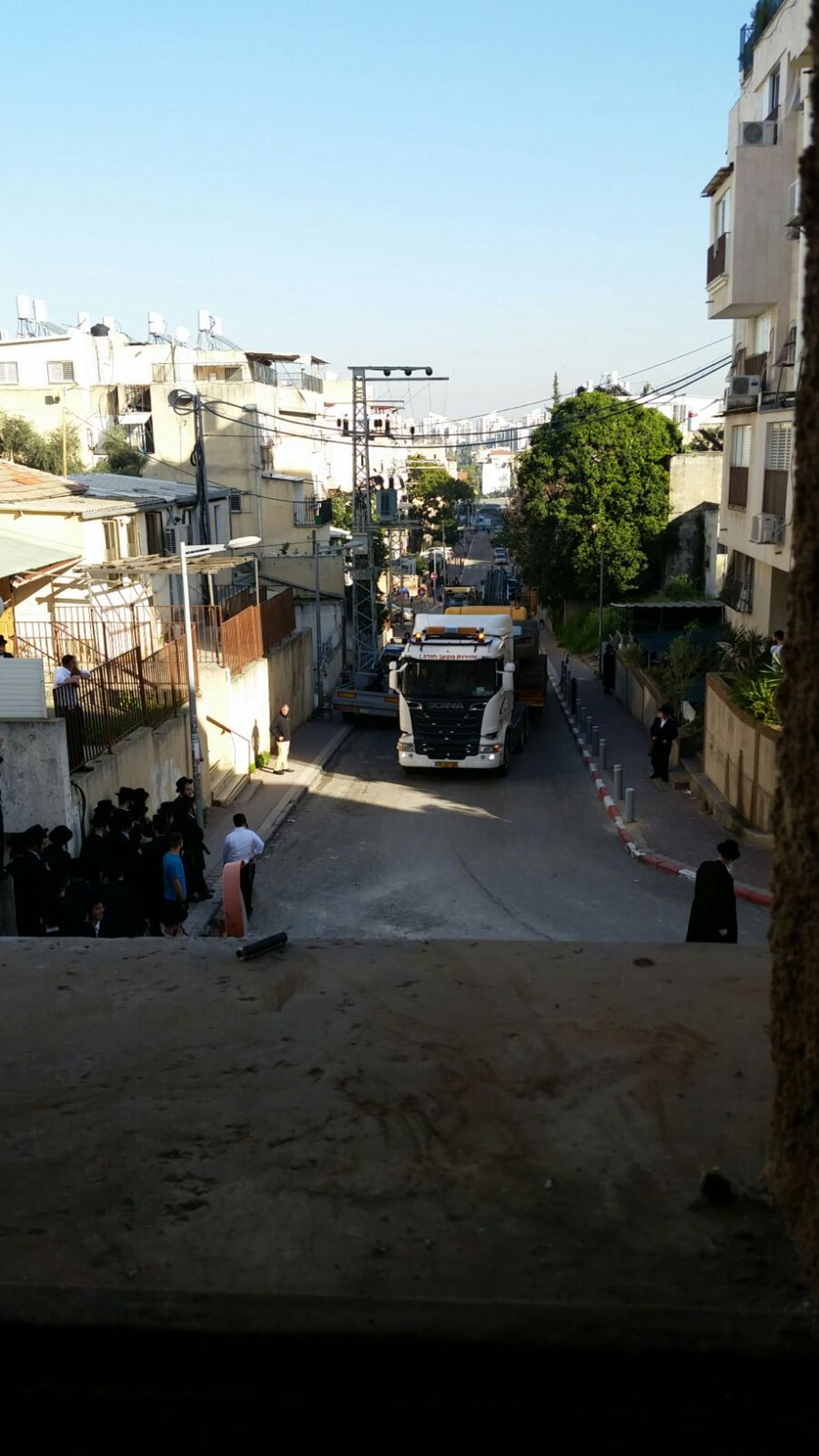 צפו בתמונות: בויז'ניץ החלו בהרחבת בית המדרש