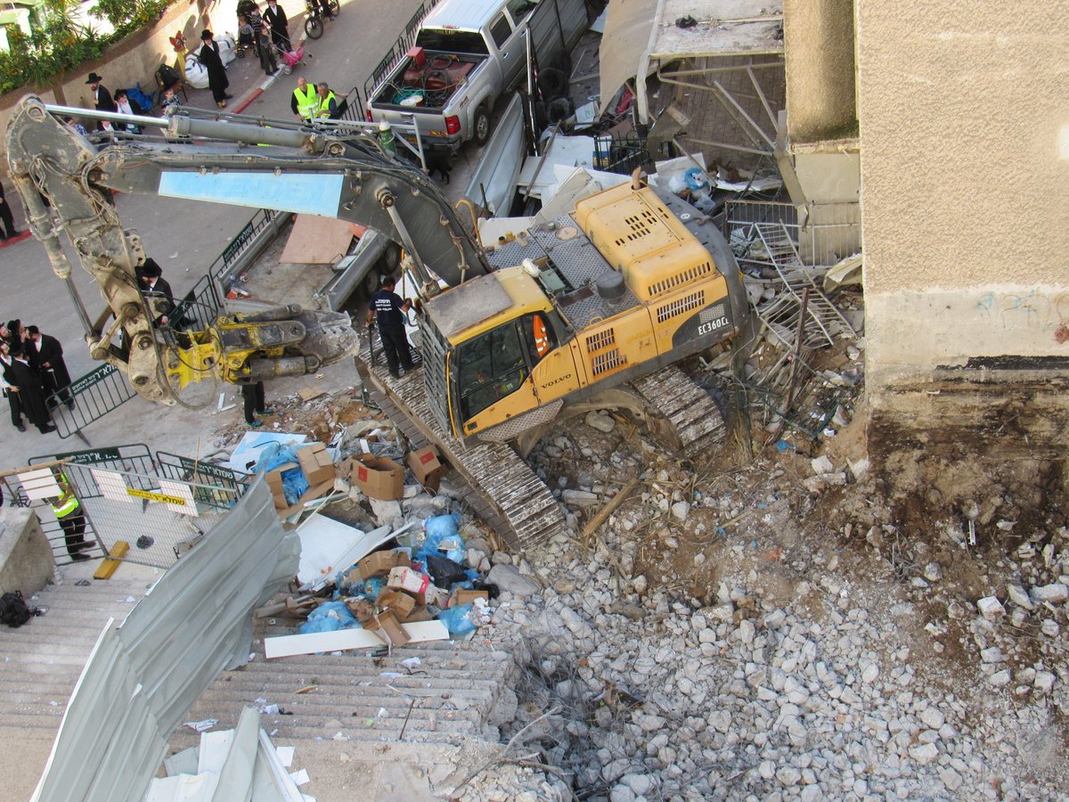 צפו: הרבי מויז'ניץ עקב אחרי הרס בית המדרש