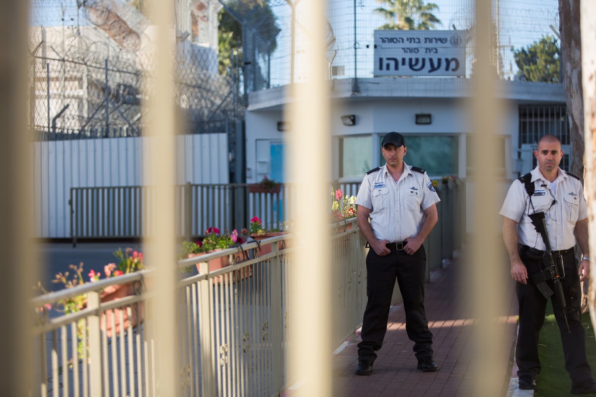 אולמרט מאחורי הסורגים • צפו בגלריה