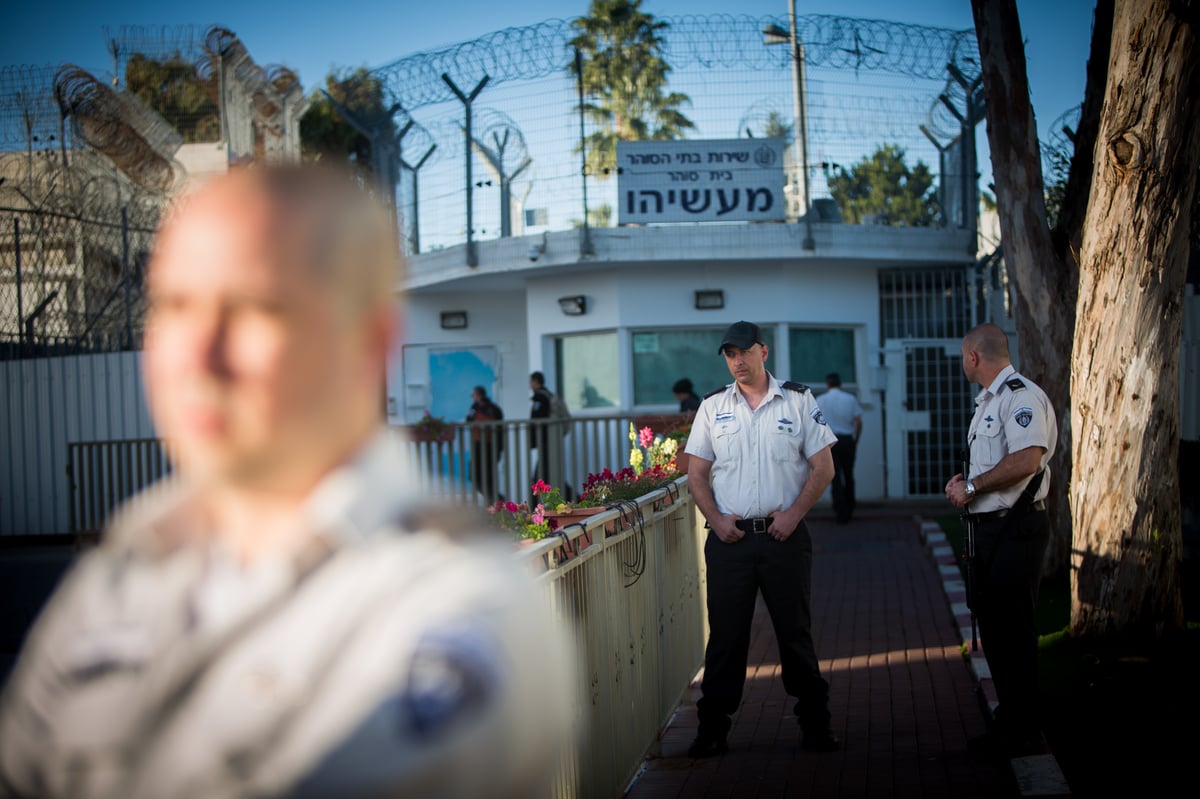 אולמרט מאחורי הסורגים • צפו בגלריה