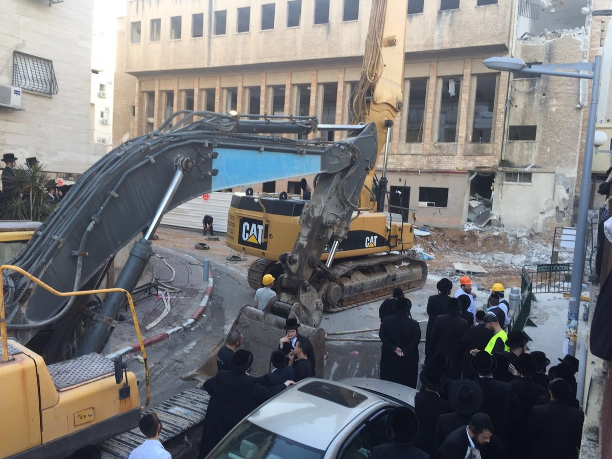 צפו בתיעוד: "היכל התורה" של ויז'ניץ נהרס