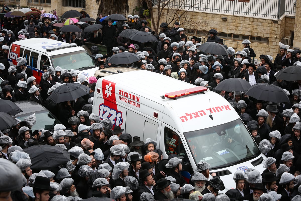 תחת גשם שוטף: אלפים ליוו למנוחות את זקן האדמו"רים זצ"ל