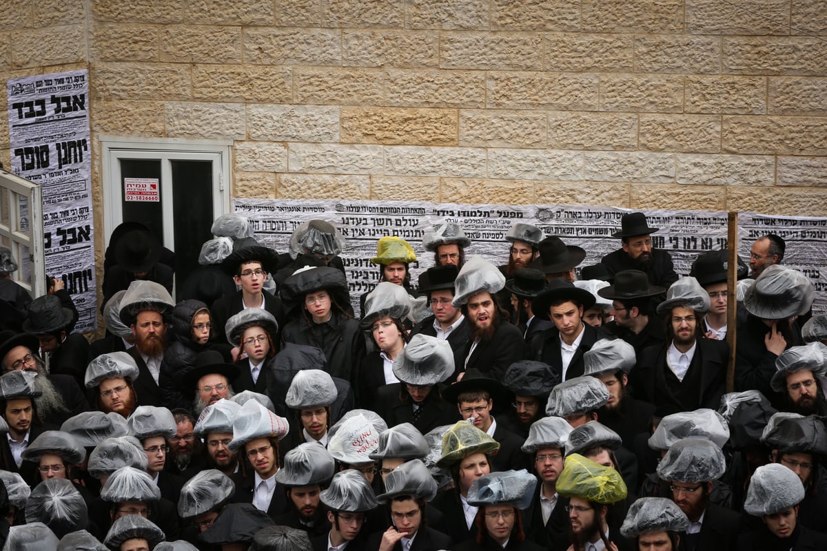 תחת גשם שוטף: אלפים ליוו למנוחות את זקן האדמו"רים זצ"ל