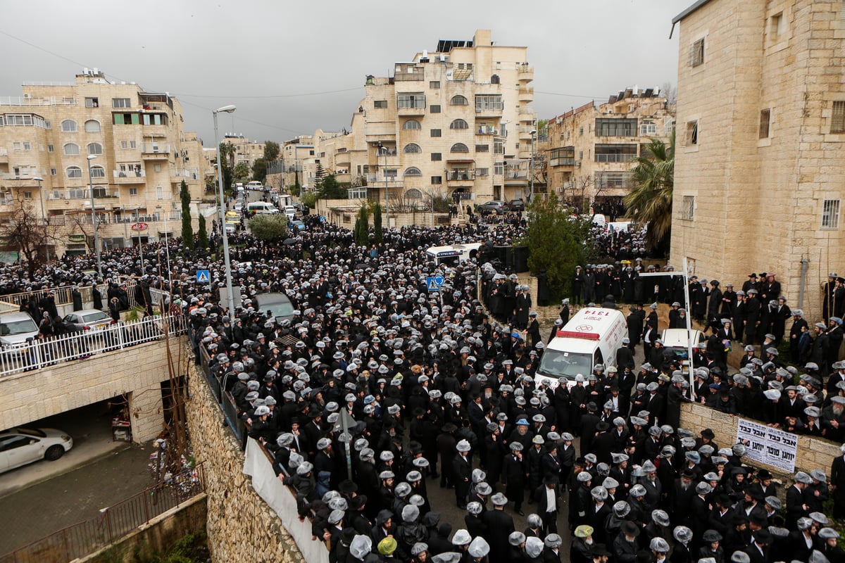 תחת גשם שוטף: אלפים ליוו למנוחות את זקן האדמו"רים זצ"ל