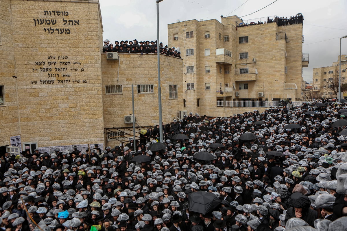 תחת גשם שוטף: אלפים ליוו למנוחות את זקן האדמו"רים זצ"ל