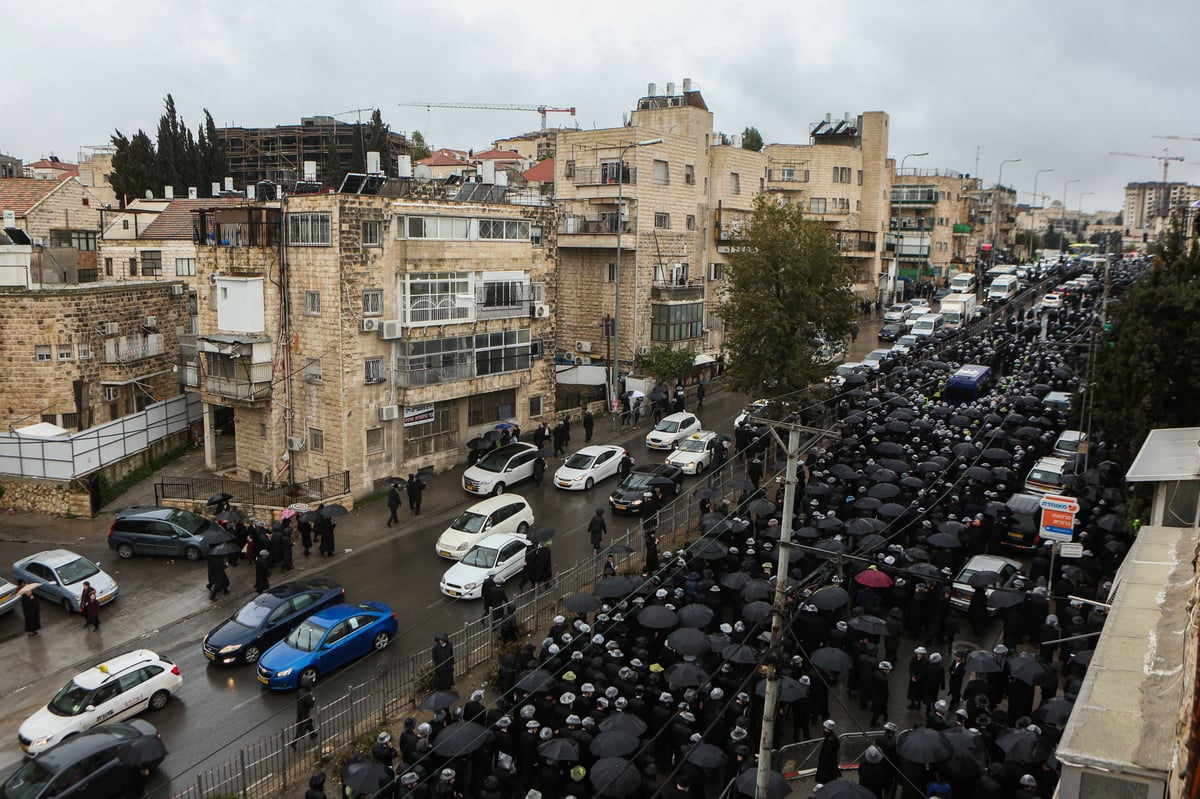 תחת גשם שוטף: אלפים ליוו למנוחות את זקן האדמו"רים זצ"ל