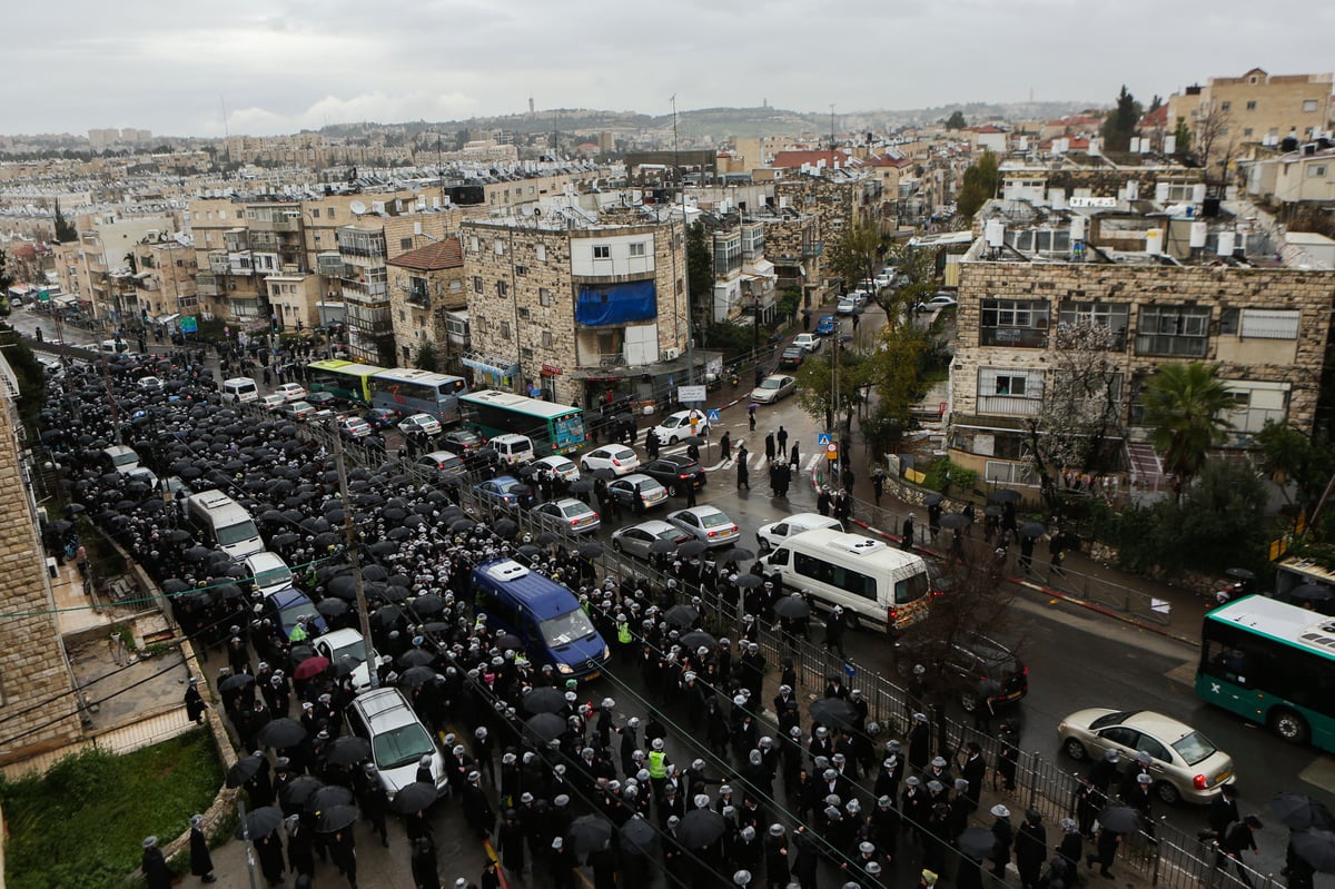 תחת גשם שוטף: אלפים ליוו למנוחות את זקן האדמו"רים זצ"ל