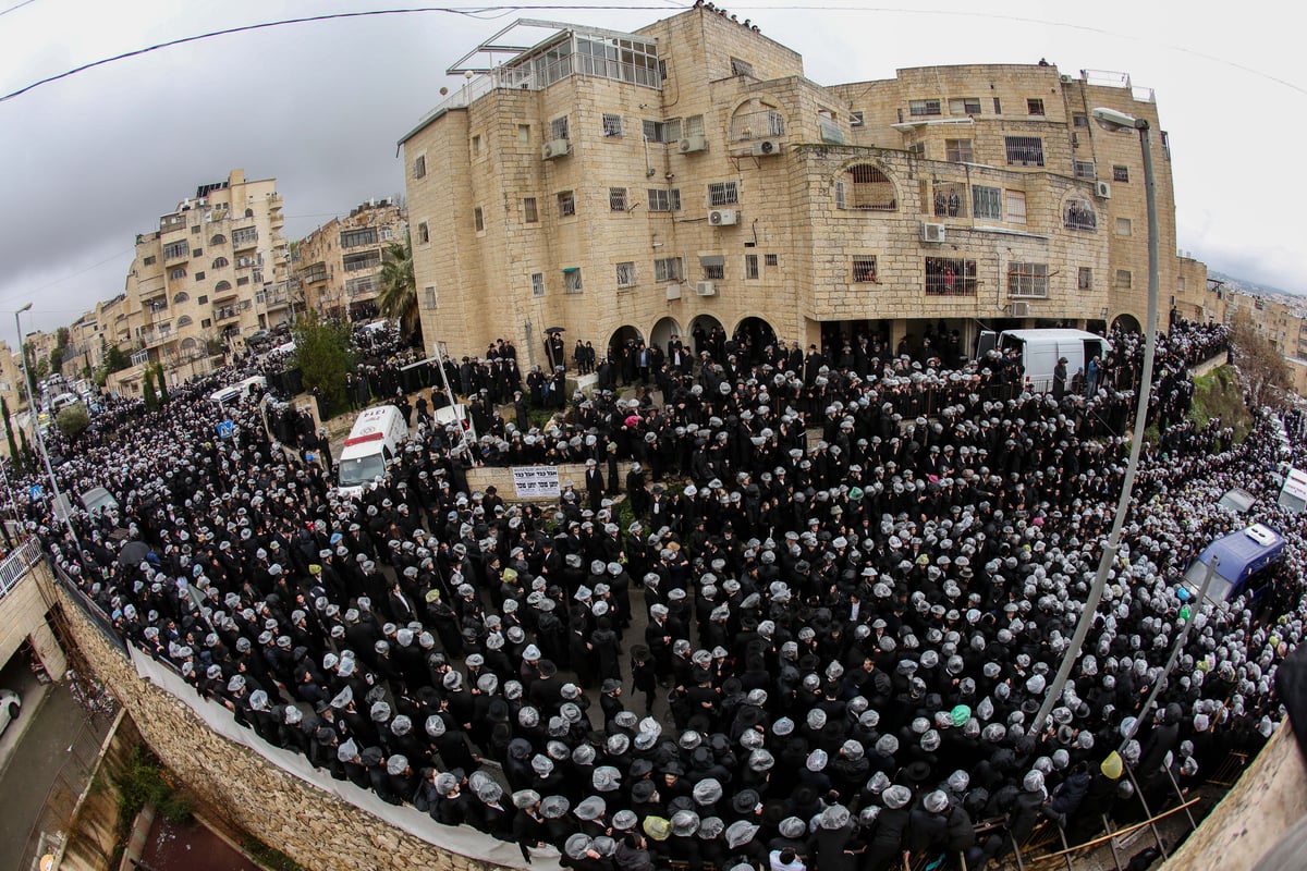 תחת גשם שוטף: אלפים ליוו למנוחות את זקן האדמו"רים זצ"ל