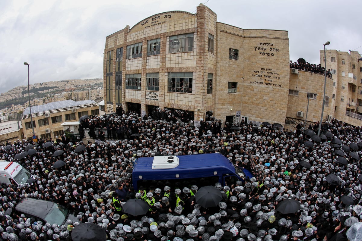 תחת גשם שוטף: אלפים ליוו למנוחות את זקן האדמו"רים זצ"ל