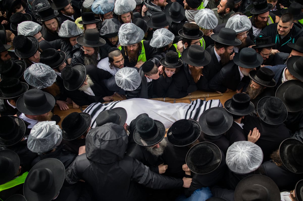 גלריה: אלפים אחר מיטתו של הרבי מערלוי זצוק"ל