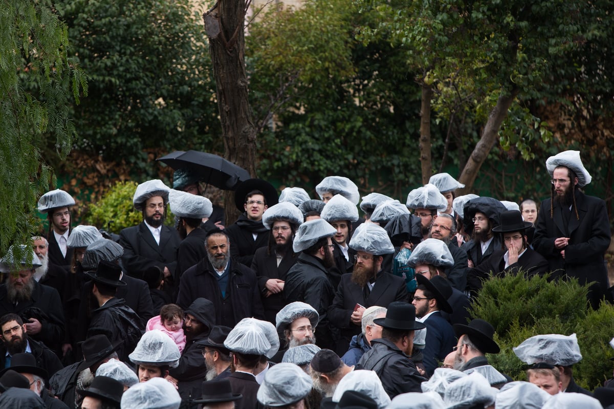 גלריה: אלפים אחר מיטתו של הרבי מערלוי זצוק"ל