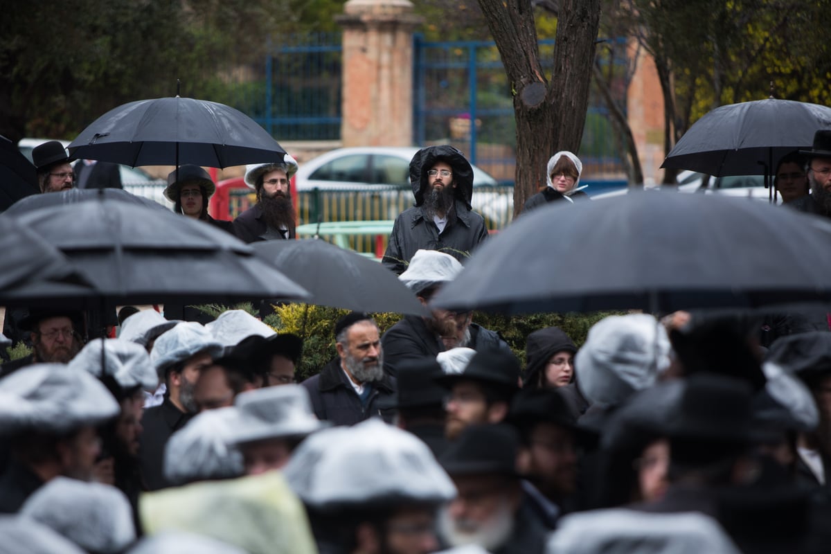 גלריה: אלפים אחר מיטתו של הרבי מערלוי זצוק"ל