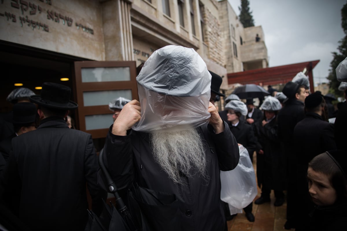 גלריה: אלפים אחר מיטתו של הרבי מערלוי זצוק"ל