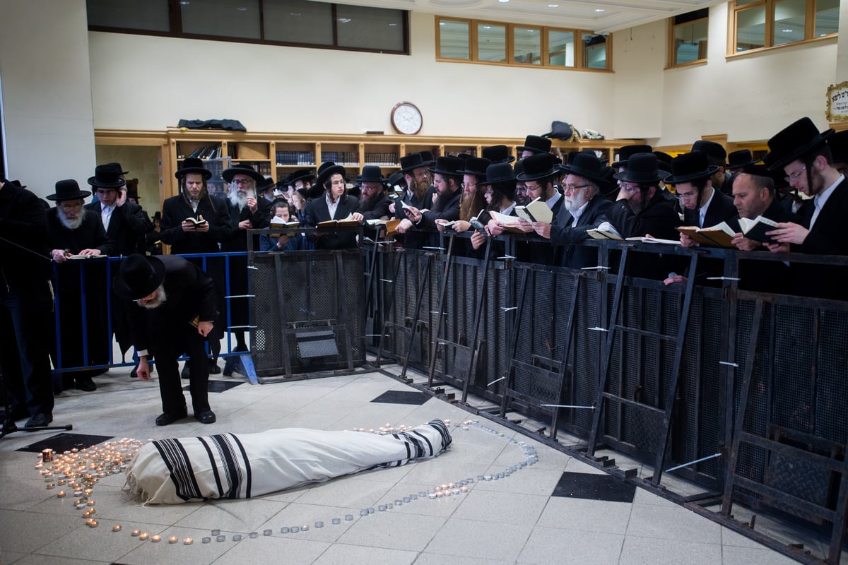 גלריה: אלפים אחר מיטתו של הרבי מערלוי זצוק"ל