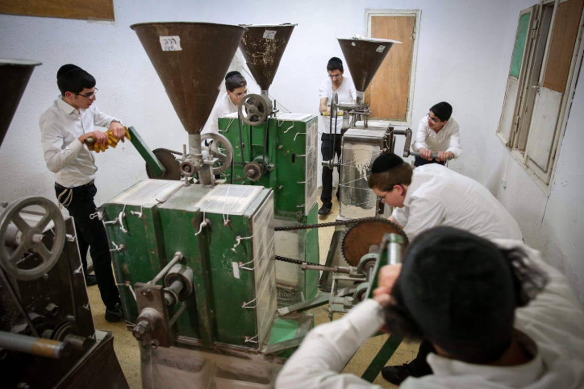 צפו: בבני ברק טוחנים חיטים לכבוד חג הפסח