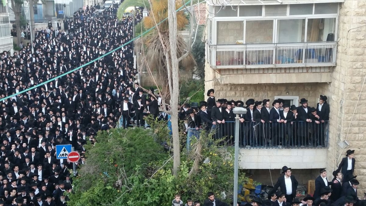 הלווית הגרח"ש ליבוביץ זצ"ל בישיבת קמניץ: צפו בקדיש ובאלפי המלווים