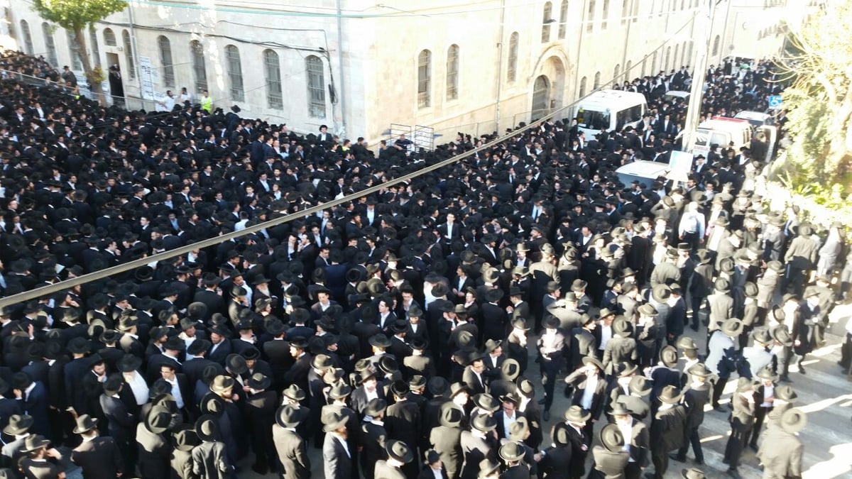 הלווית הגרח"ש ליבוביץ זצ"ל בישיבת קמניץ: צפו בקדיש ובאלפי המלווים