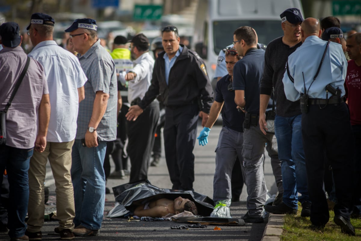 צפו בתיעוד: שוטרים מחסלים את שני המחבלים בירושלים