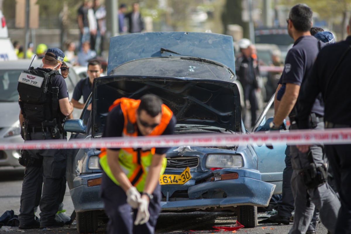 צפו בתיעוד: שוטרים מחסלים את שני המחבלים בירושלים