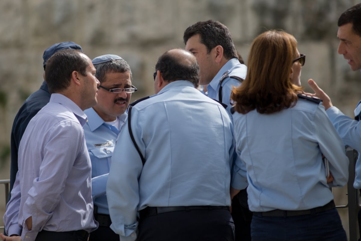 צפו בתיעוד: שוטרים מחסלים את שני המחבלים בירושלים