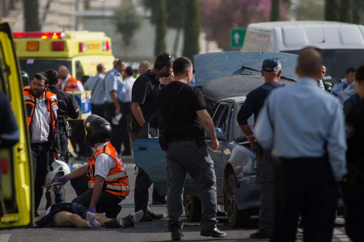 צפו בתיעוד: שוטרים מחסלים את שני המחבלים בירושלים