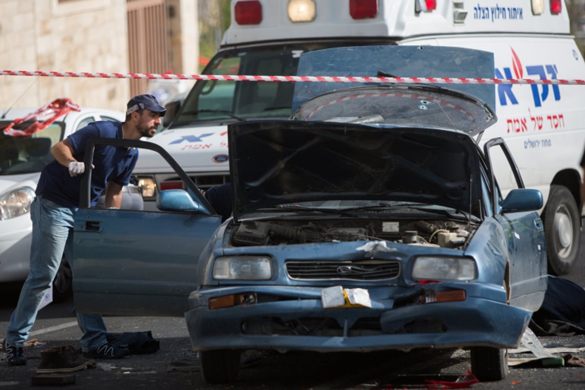 צפו בתיעוד: שוטרים מחסלים את שני המחבלים בירושלים