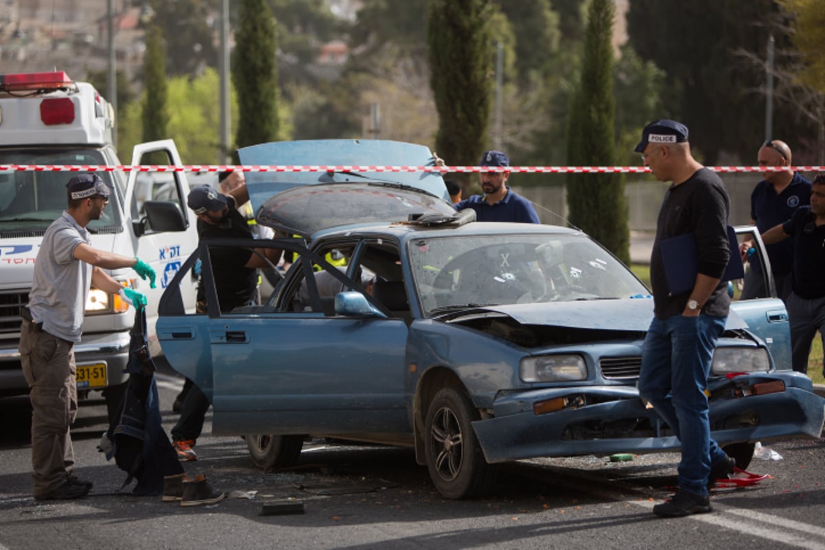 צפו בתיעוד: שוטרים מחסלים את שני המחבלים בירושלים