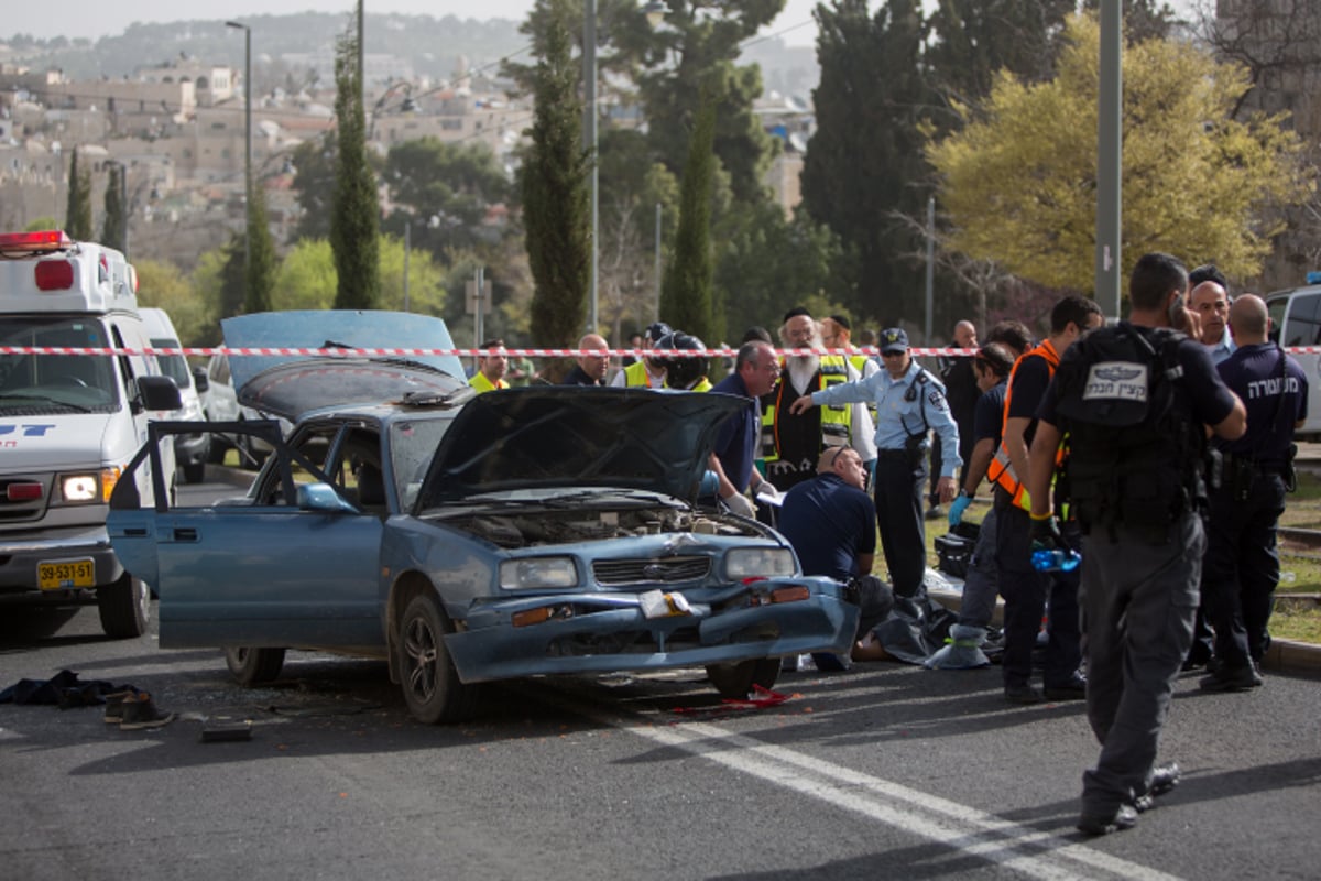 צפו בתיעוד: שוטרים מחסלים את שני המחבלים בירושלים