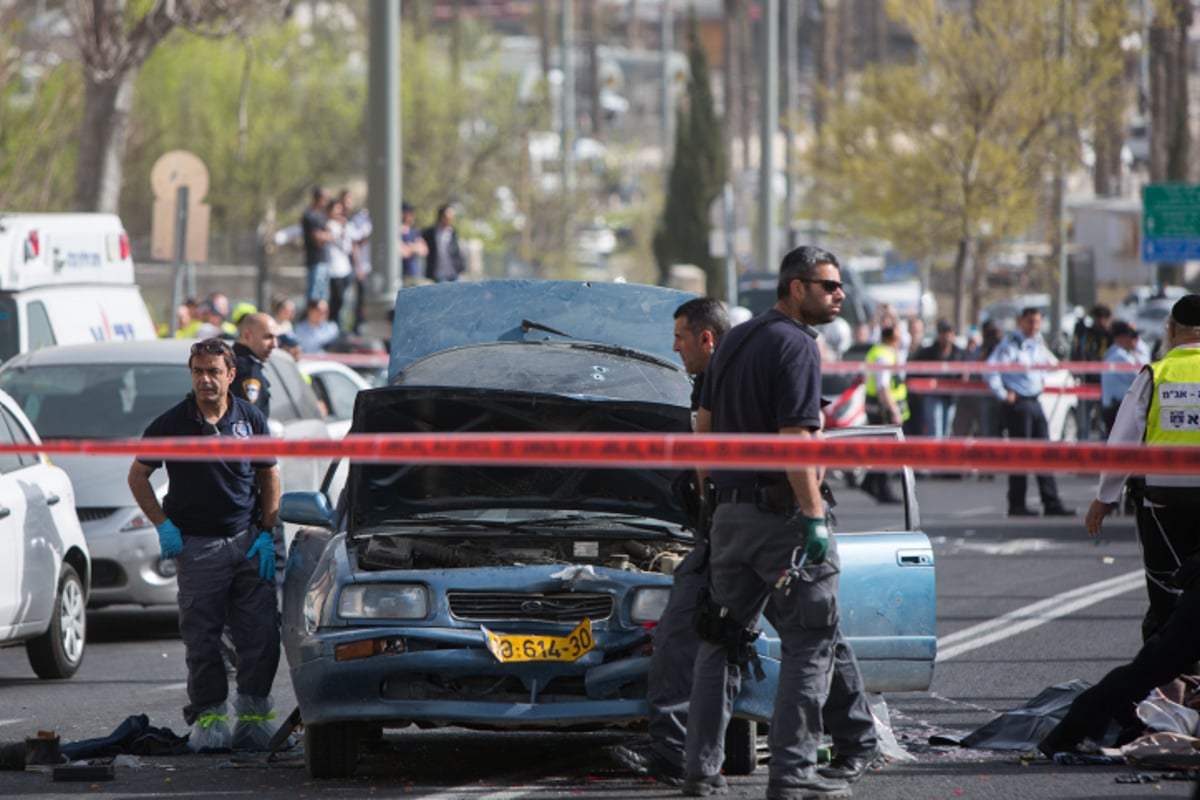 צפו בתיעוד: שוטרים מחסלים את שני המחבלים בירושלים