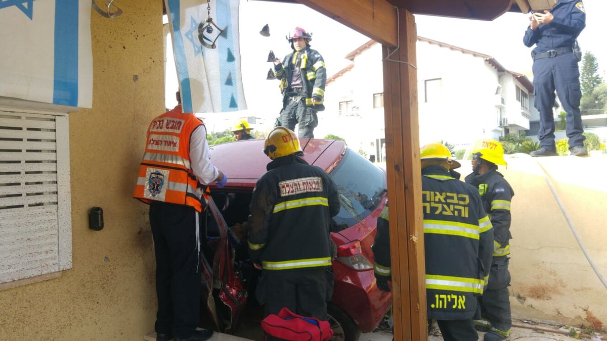 רחובות: אישה נכנסה עם הרכב אל הבית ונפצעה