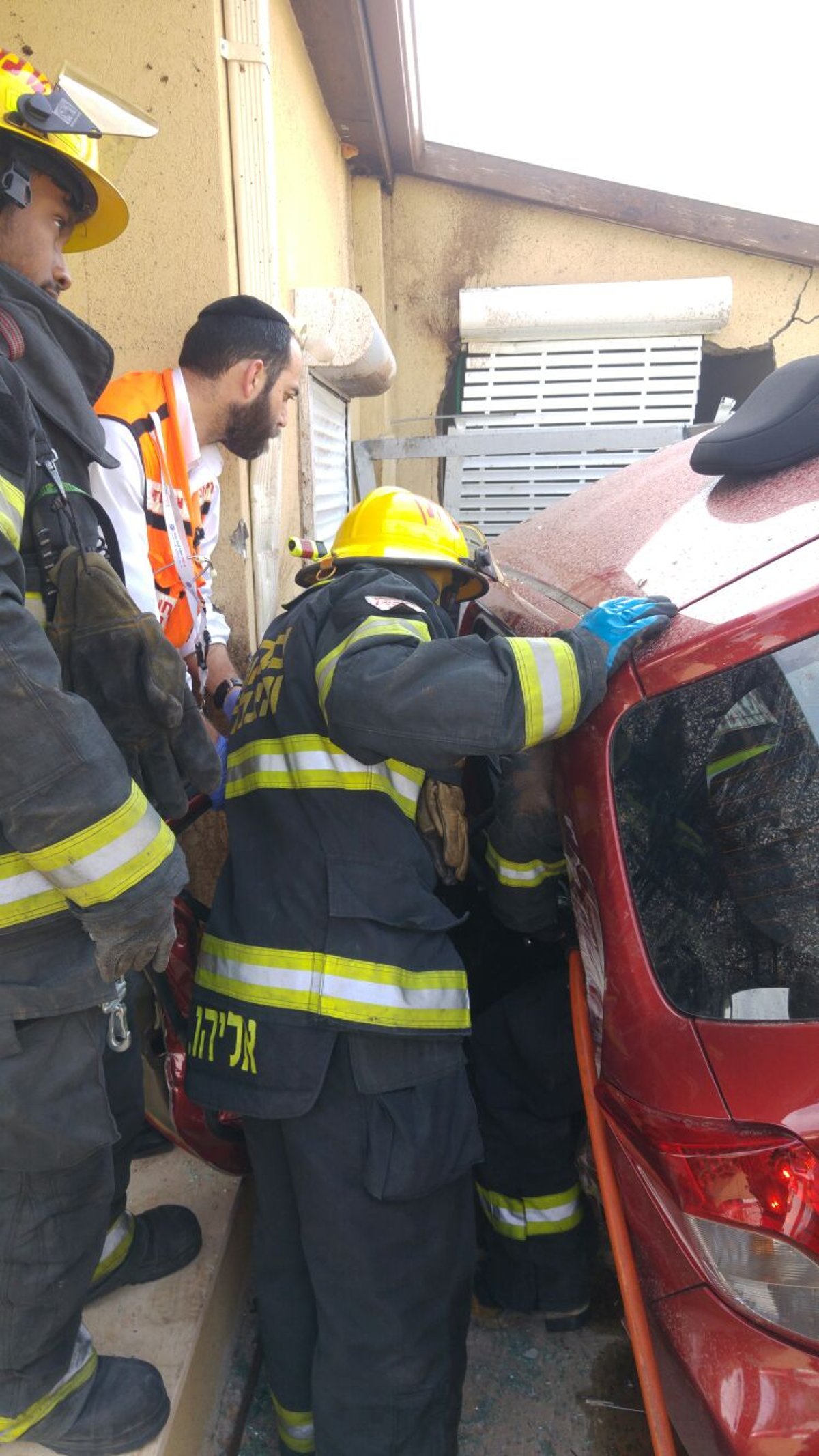 רחובות: אישה נכנסה עם הרכב אל הבית ונפצעה