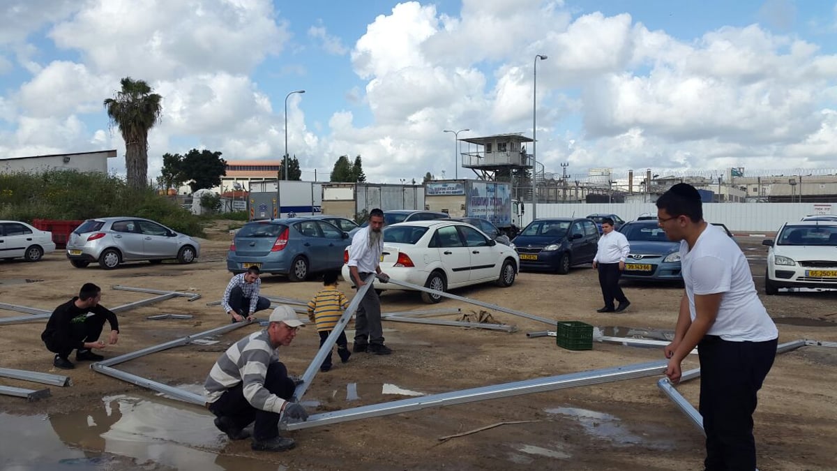 חסידי הרב פינטו הקימו מאהל מול שערי הכלא