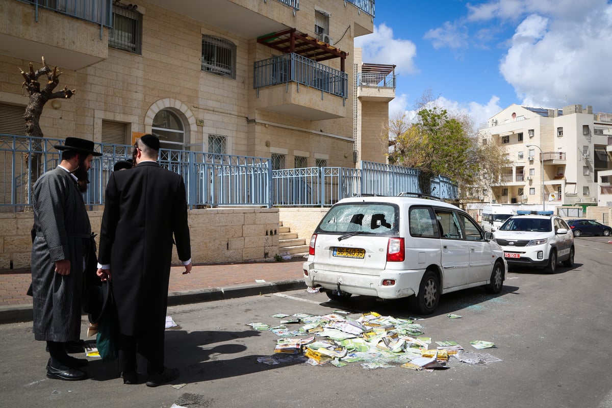 בגלל דגל ישראל: ספרי טלפונים נגנבו והושחתו, 3 נעצרו