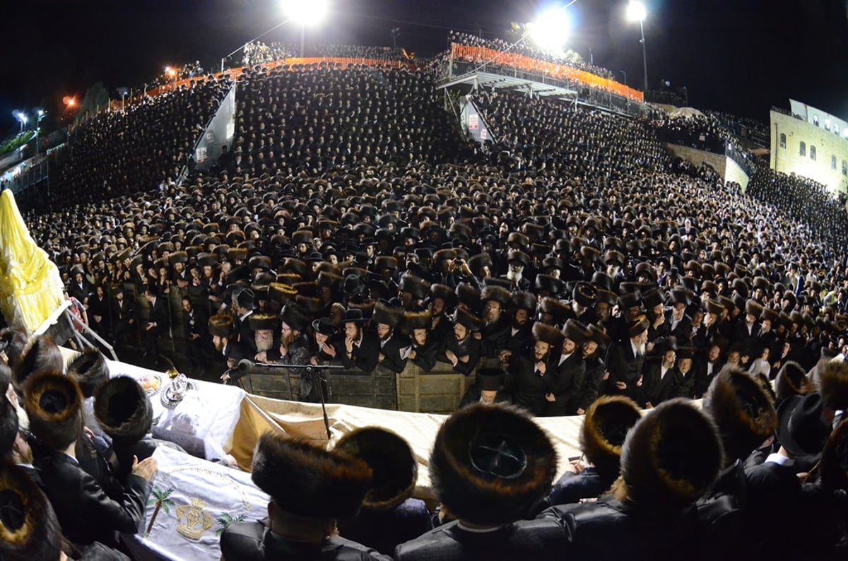 תיעוד ענק: ההדלקה של הרבי מסאטמר במירון