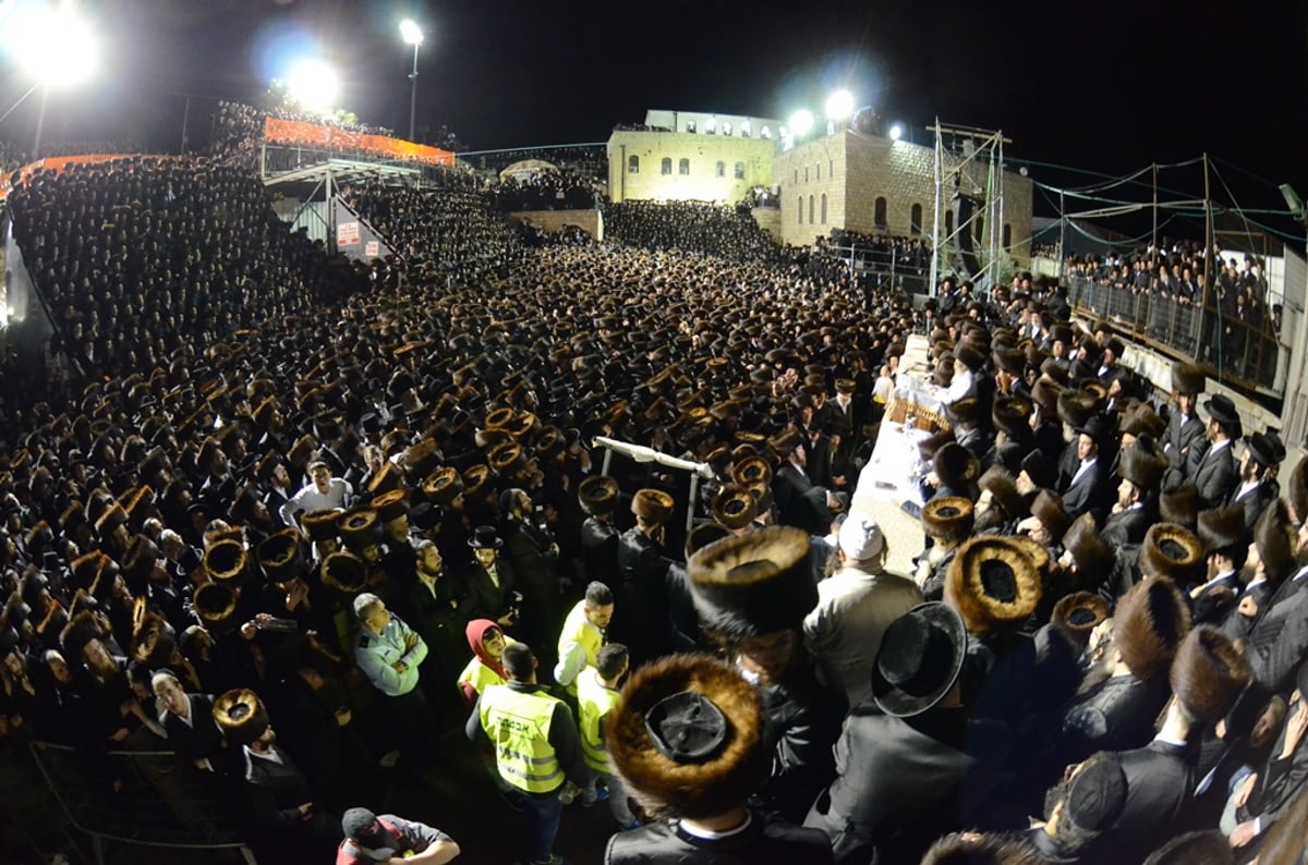 תיעוד ענק: ההדלקה של הרבי מסאטמר במירון