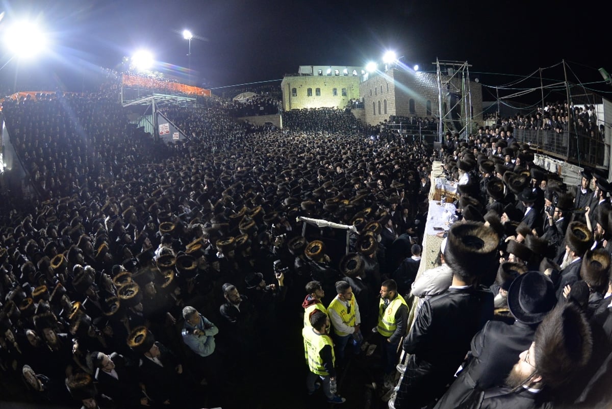 תיעוד ענק: ההדלקה של הרבי מסאטמר במירון